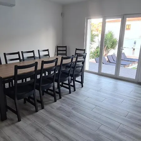 Large - Private Pool - 6 Bedrooms 别墅