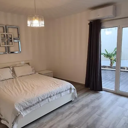 Large - Private Pool - 6 Bedrooms 别墅 *