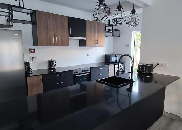 Large - Private Pool - 6 Bedrooms