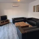 Large - Private Pool - 6 Bedrooms فيلة